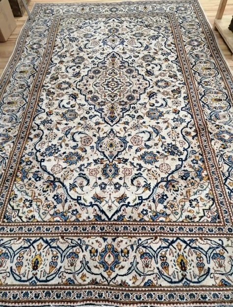A Tabriz ivory ground carpet 300 x 200cm